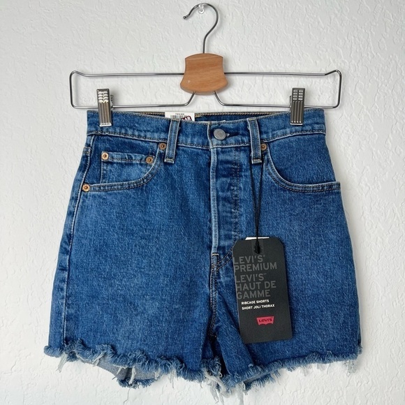 Levi’s Premium Ribcage Shorts - Picture 2 of 11